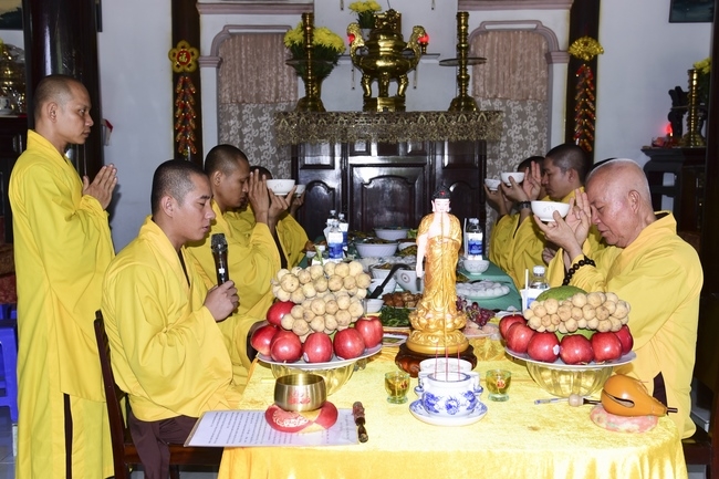 Cầu siêu và phóng sanh ở biển Cần Giờ