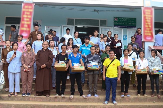 Giving charity gifts of Dong Cao Pagoda