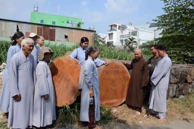 “Offering for the Buddha‘s statue sculpture”