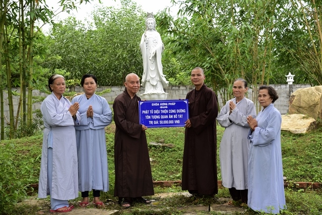 Cúng dường Tôn tượng Bồ-tát tại chùa Hưng Pháp