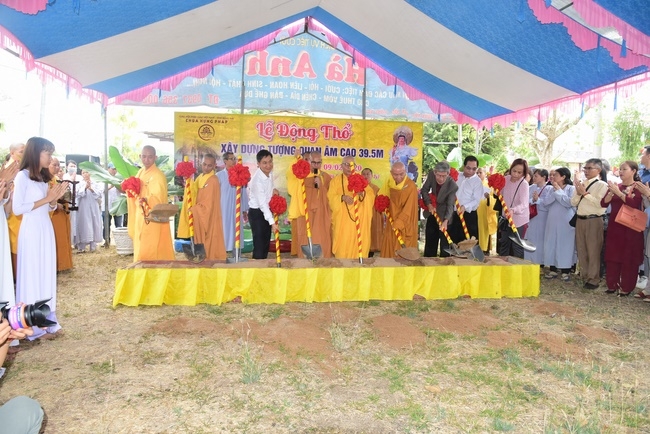 The beginning ceremony of building the Bodhisattva Avalokitesvara statue at Hung Phap Pagoda, Dong Nai
