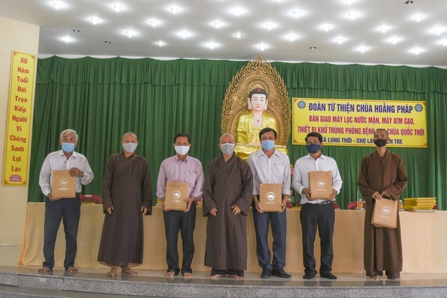 The handover ceremony of saline water purifier and rice ATM machine at Quoc Thoi Pagoda in Ben Tre