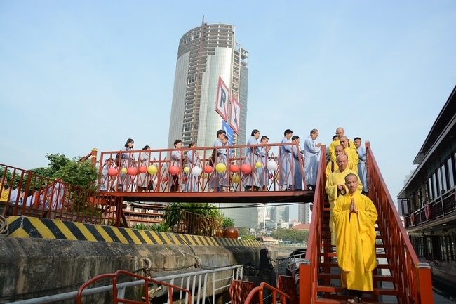 Phóng sanh bằng du thuyền trên sông Sài Gòn
