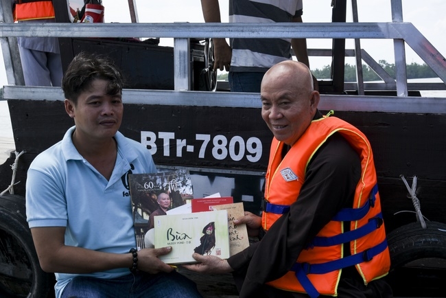Offering to Quoc Thoi Pagoda and freeing creatures in Ben Tre