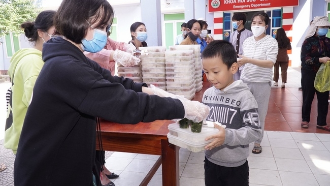 Releasing creatures and charity at Dong Cao pagoda, Thanh Hoa