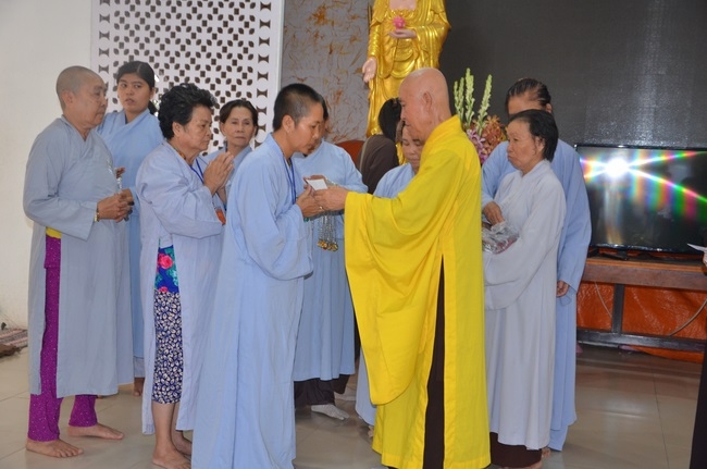 Tặng quà bệnh nhân ung bướu về dự Khóa Tu Một Ngày cuối năm