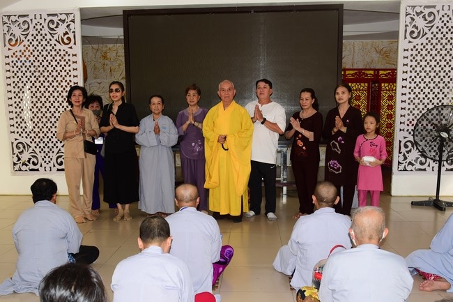 Giving gifts to oncology  patients attending One Day Retreat