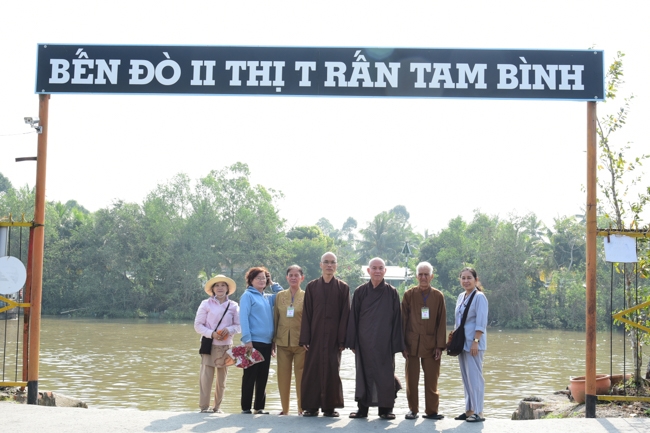 Tặng quà tại Nhơn Bình, Vĩnh Long