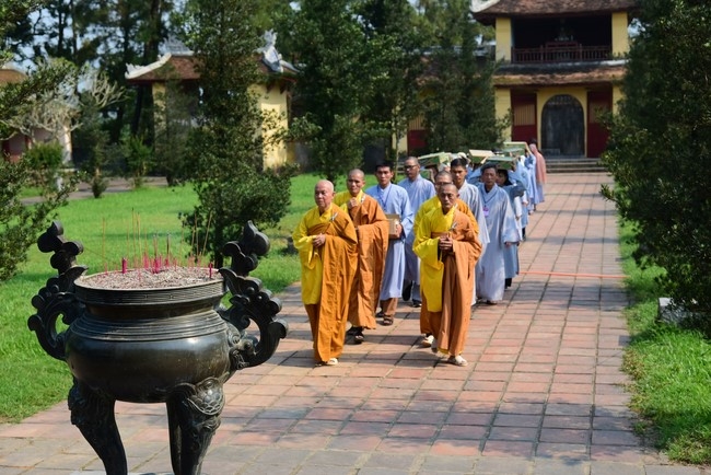 Tham quan và cúng dường chùa Linh Mụ, Huế