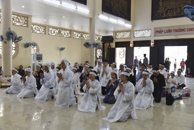 Tụng kinh cầu siêu tại Q. 12