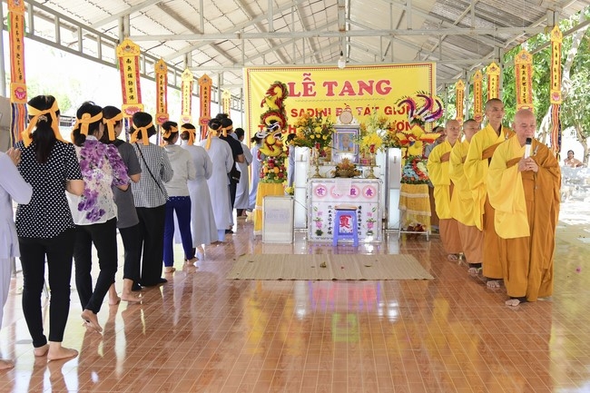 Chanting sutra, praying for rebirth of the spirit at Vinh Nghiem Pagoda