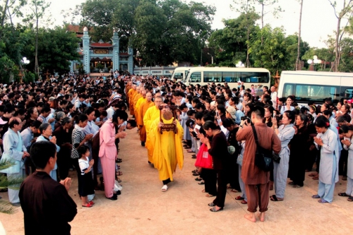 The ceremony of ancestors’ rebirth supporting, flower lanterns’ release praying for the nation’s property and people’s peace at Hoa Phuc Pagoda in Hanoi Capital.