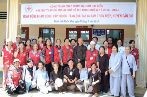 Examining Patients and Offering Gifts in Can Gio HCMC.