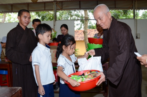 Medical examination, medicine and gift distribution at Hung Phap Pagoda in Dong Nai