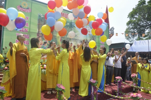 Vesak day at Can Mon pagoda (An Phap), Nghe An province