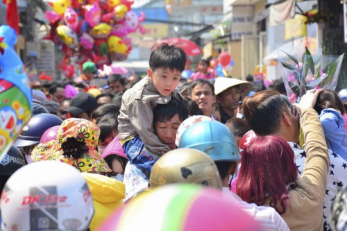 More than 76,000 Lucky Money Envelopes Given First Day, Lunar New Year 2016