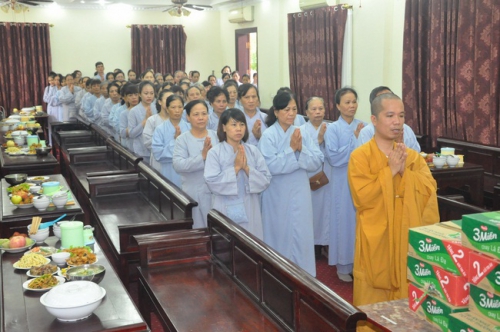 Tieu Dao Pagoda Joyfully Offering Donations to Summer Retreat Courses in Quang Ninh Province