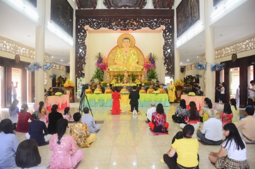 Witnessing Hang Thuan (wedding in pagoda) Ceremony
