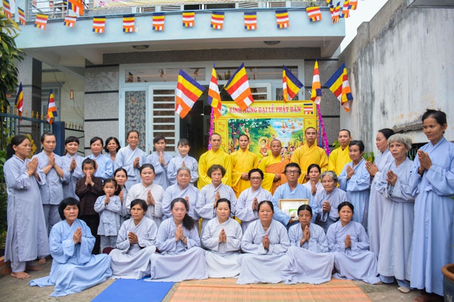 Presenting the Merit Certificate for Buddhists’ Rostrum and Lumbini Garden at Home