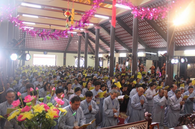 More than 3,000 people participating in the great ceremony praying for peacefulness at Hoa Phuc pagoda