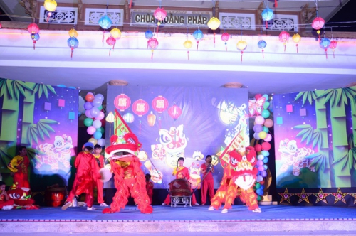 Greeting Mid-Autumn Festival