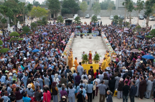 Thousands of Buddhists coming to Dien Quang Pagoda to join New Year’s Praying Ceremony for Peace
