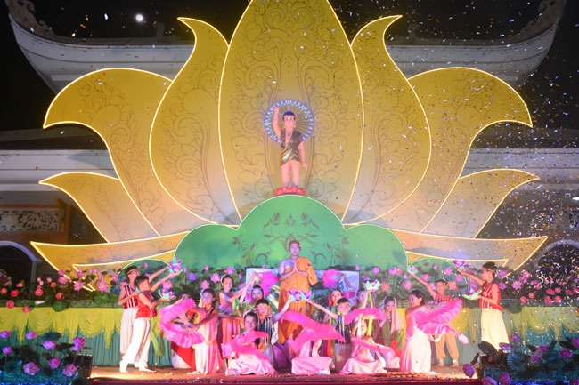 The night performance welcoming The Buddha