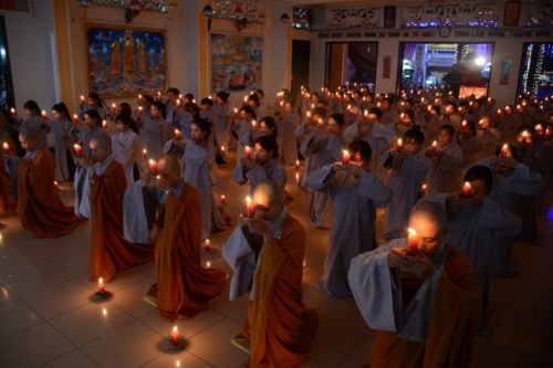Đêm hoa đăng kỷ niệm đức Phật A Di Đà tại chùa Phước Thiện - TP. Hồ Chí Minh