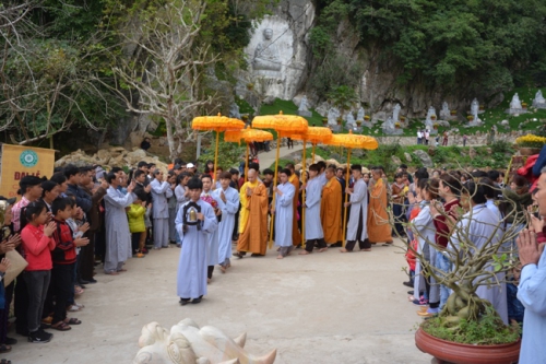 Over one thousand people in praying ceremony at Co Am pagoda in Nghe An Province
