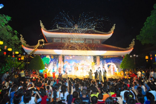 Greeting Mid-Autumn Festival