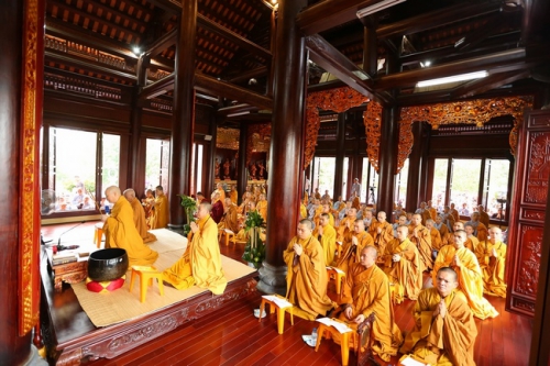 Celebration of granting Triratna - chanting Medicine Buddha Sutra at Hoa Phuc Pagoda - Hanoi