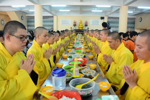 Children in summer retreat making donation