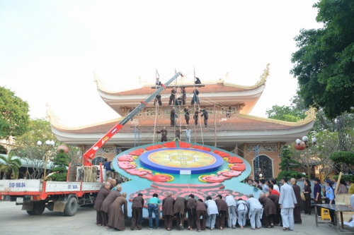 Preparation for Lantern Ceremony of Amitabha Buddha Day