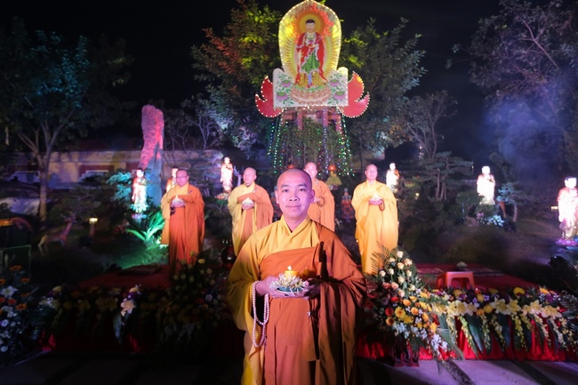 The sparkling night of transferring light on the day of Amitabha