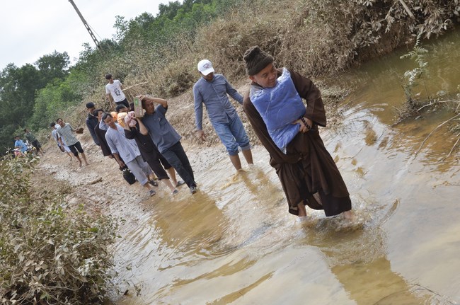 Giving Gifts In Huong Khe – Ha Tinh