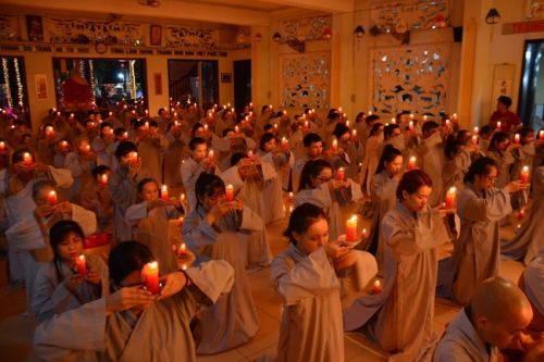 Lễ Hoa Đăng kỷ niệm Phật A Di Đà tại chùa Phước Thiện