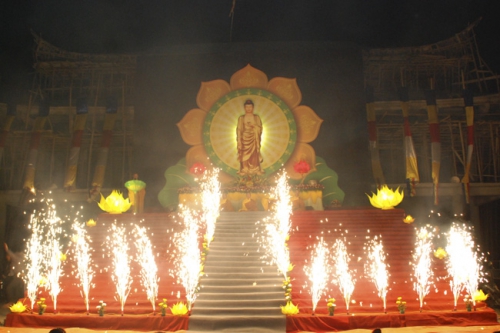 Lễ quy y Tam bảo và hoa đăng vía Phật A Di Đà tại chùa Cổ Am - Nghệ An