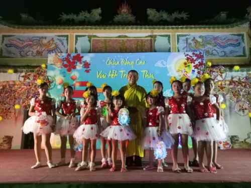 Greeting mid autumn festival at Dong Cao pagoda in Thanh Hoa