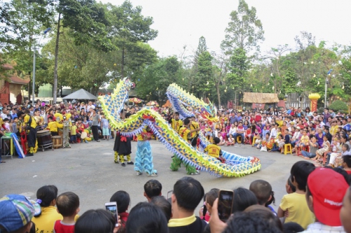 Giving out more than 73,000 red packages of “Li xi” on the first day of New Year