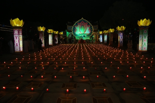 The flower lantern ceremony commemorating Buddha Amitabha at Dong Cao Pagoda - Thanh Hoa