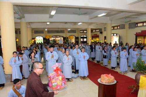Buddhists of Hoa Phuc Pagoda visited Tay Khanh Pagoda, Thai Binh Province.