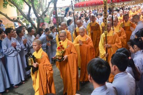 Superior Venerable Thich Minh Chon visited and lectured at Hoang Phap Summer Retreat