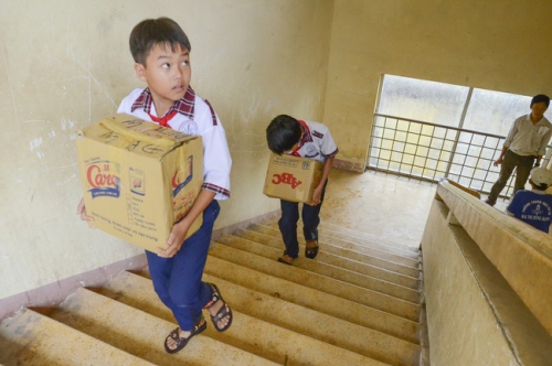 Giving Gifts To Pupils In Giong Rieng - Kien Giang Province