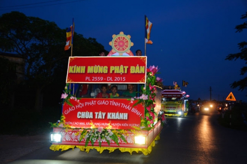 The night performance and carriages decorated with flowers parade to welcome the Buddha