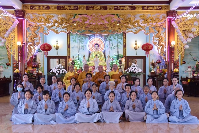 Offering to Giac Nguyen Pagoda's rain-retreat School of the Charity Board