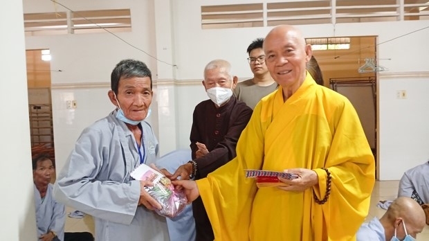 Ban Từ Thiện: Hỗ trợ bệnh nhân ung bướu tham dự Khóa tu niệm Phật một ngày