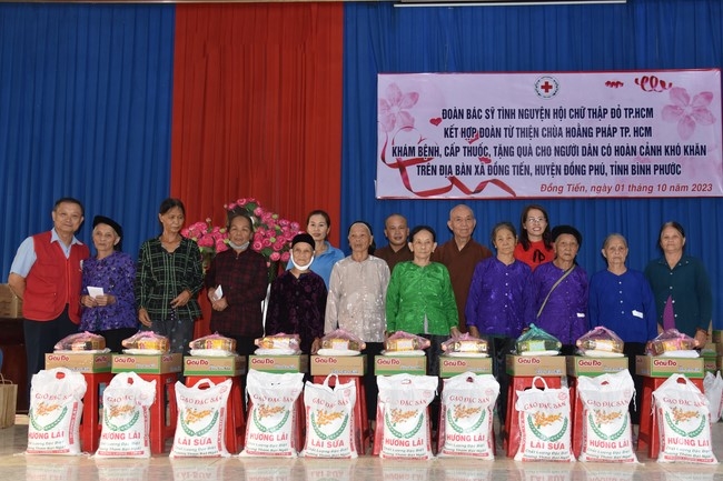 Examining health, giving medicines and gifts to the poor in Dong Tien commune, Binh Phuoc