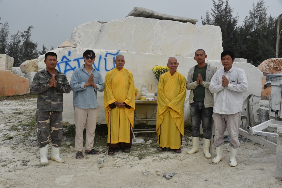 Charity Board: The beginning rite to sculpt the statue Bodhisattva Avalokiteshvara offering to Pho Hien vihara in Dong Nai