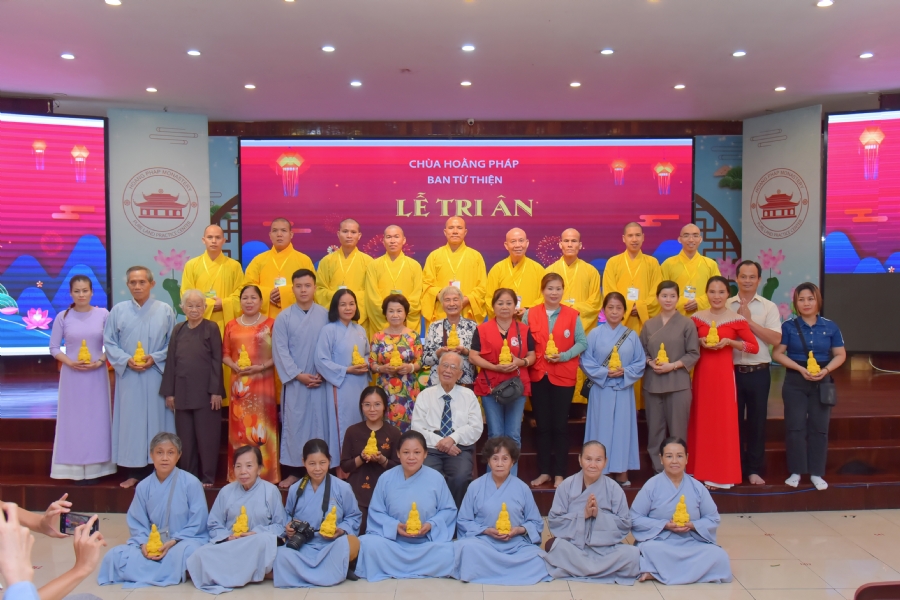 Gratitude ceremony and gift giving for the Blind Association of Charity Board