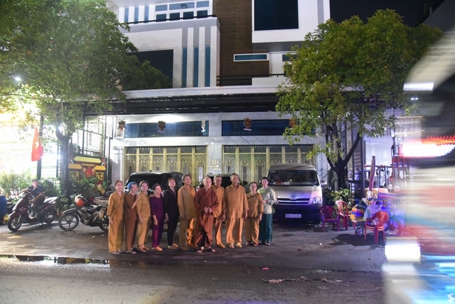 Ban Từ Thiện: Tặng cơm hộp trong dịp Khoá tu Phật thất lần thứ 105